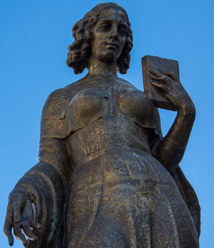 La Tula: Cuando el bronce atrapa el paso eterno de una peregrina