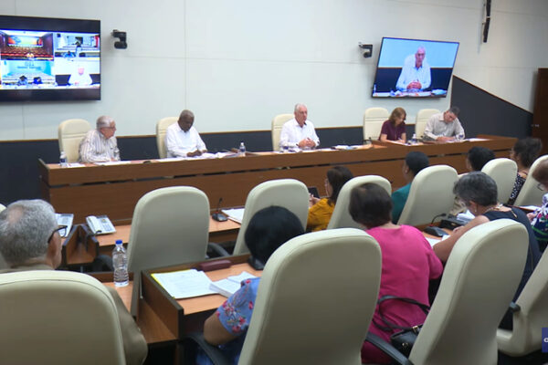 Analiza Consejo de Estado implementación de transformaciones económicas y sociales en Cuba